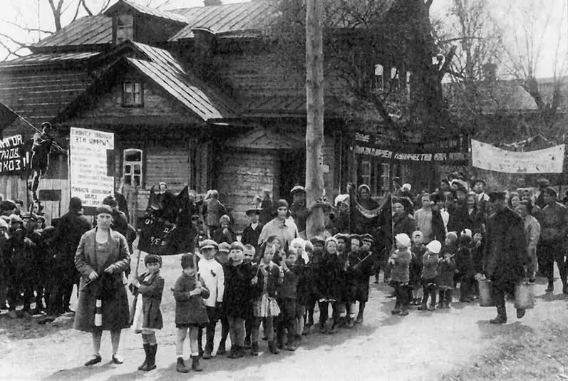 Деревенские дети с плакатом Мы ликвидируем кулачество как класс Около 1929 - фото 12