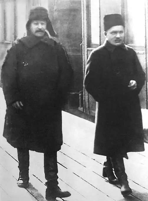 Сталин и Киров на Ленинградском вокзале 1928 г Через год Киров успешно - фото 16