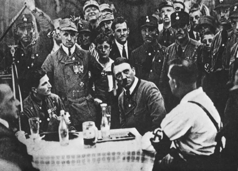 Собрание НСДАП в Мюнхене 1923 г 8 ноября 1923 г 34летнего Гитлера - фото 10