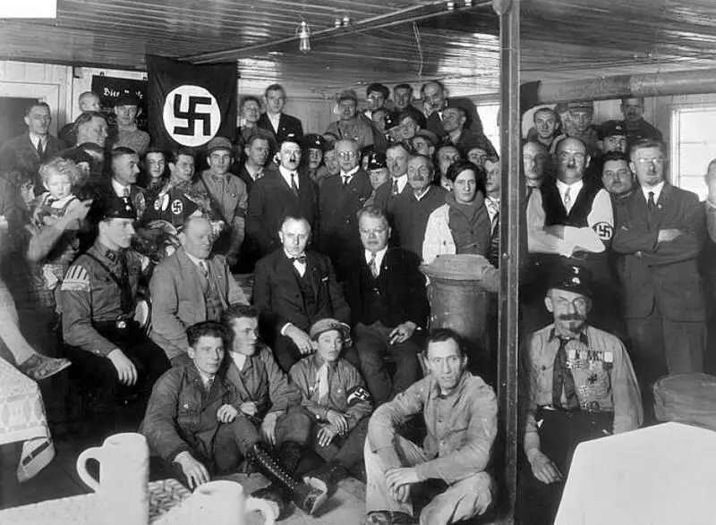 Гитлер на встрече членов НСДАП Bundesarchiv Bild 1190289 Unknown - фото 16