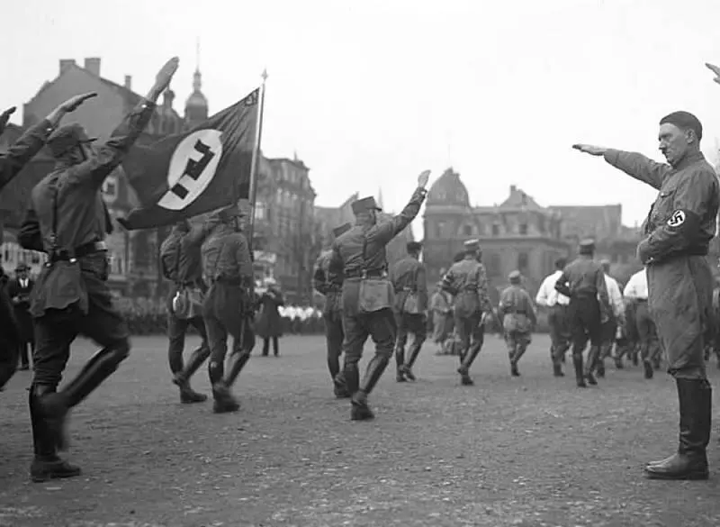 Гитлер приветствует марширующие отряды СА Апрель 1932 г Bundesarchiv Bild - фото 17