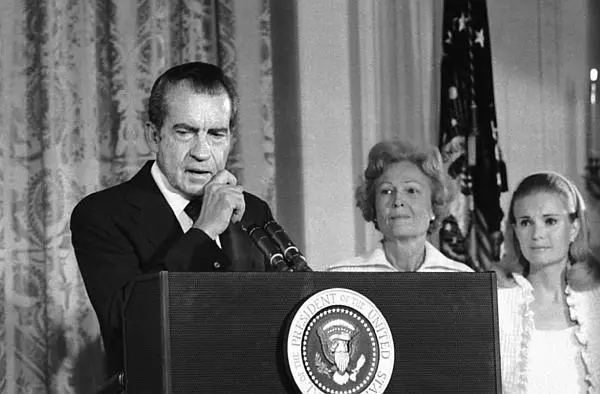 Президент Р Никсон в дни Уотергейтского скандала Фотография 1973 г В связи - фото 94