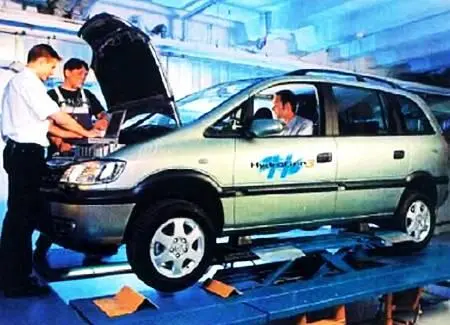 4 Hondaтакже выпустила автомобиль на топливных элементах Машина получила - фото 11