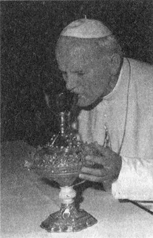 Папа Иоанн Павел II целующий легендарную чашу 8 ноября 1982 г ГЛАВА - фото 22