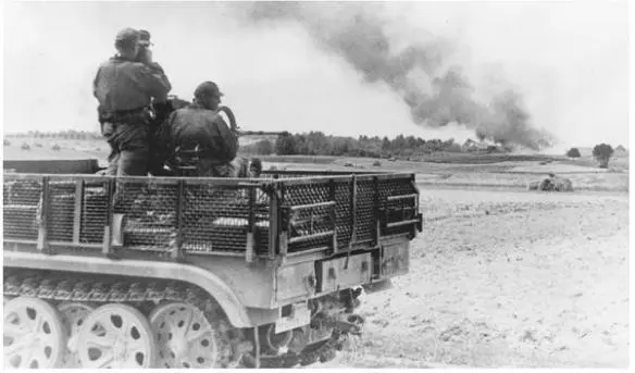 The crew of an antiaircraft vehicle 2 cm Flak 38 auf Fgst Zgkw 8t Sd Kfz1 - фото 5