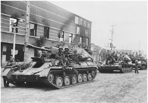 The Soviet assaultgun SU76M from an unidentified unit during fighting in - фото 6