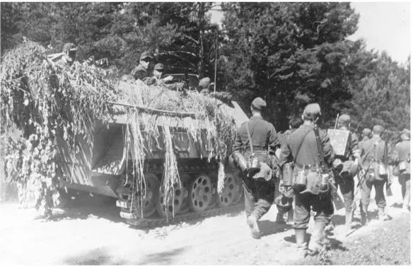 An armoured vehicle unit retreating in the summer of 1944 In the foreground - фото 8