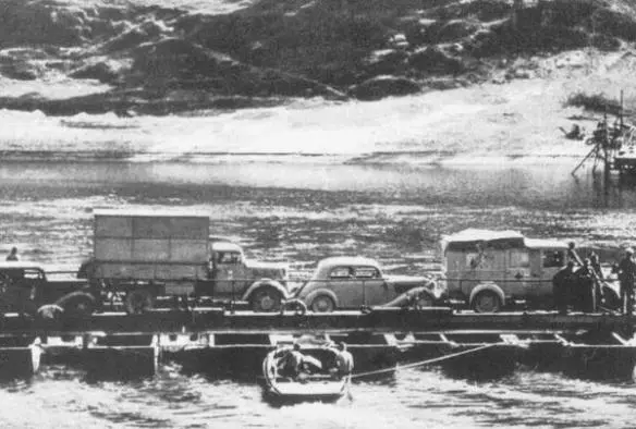 German units cross a river in Poland in the summer of 1944 while retreating - фото 11