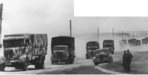 A long column of lorries from the 3rd SSPanzerDivision Totenkopf passing - фото 14