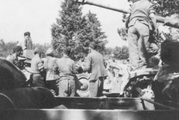 Personnel from PanzerRegiment 35 carry out maintenance work on a PzKpfw IV - фото 20