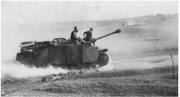 A StuG 40 Sd Kfz 1421 ausf G advancing toward the Soviets The vehicle hails - фото 28
