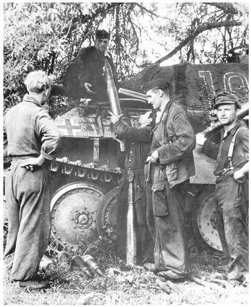 A crew loading ammunition onto a PzKpfw V Sd Kfz 171 Panther tank Eastern - фото 29