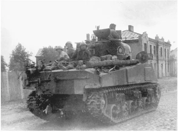 A Soviet M4A2 Sherman from the 8th Tank Guards Corps in Lublin July 1944 - фото 37