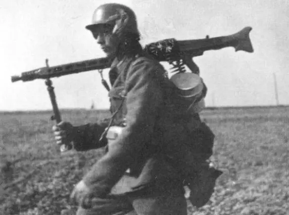 An excellent picture of a MG42 weighing approximately 12kgs A burdensome - фото 42