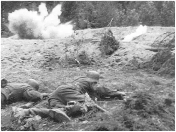 German infantry under fire outside of Warsaw in July 1944 Leandoer Ekholm - фото 45