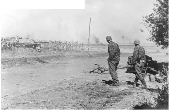 An assaultgun StuG 40 Sd Kfz 1421 Ausf G and an antitank 5 cm Pak 38 from a - фото 50