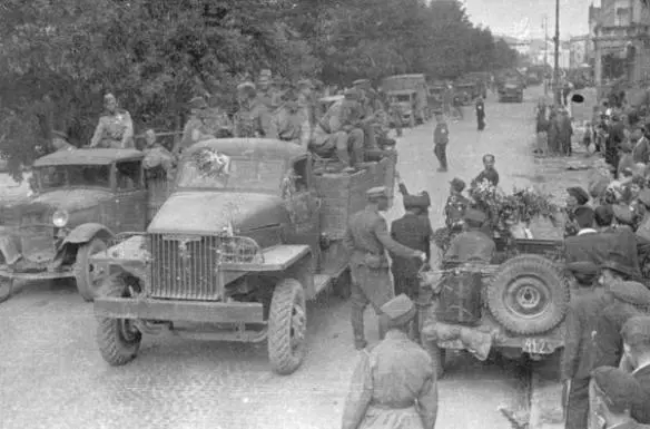 A Polish Willys jeep see right and a Studebaker US6 from the 1st Army - фото 53