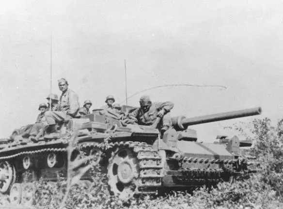 An assaultgun of model StuG 40 Sd Kfz 1421 Ausf G on the eastern front - фото 55