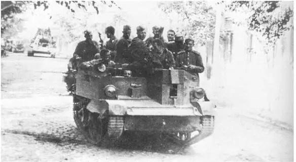 A Bren gun armoured vehicle filled with Soviet soldiers pursuing retreating - фото 58