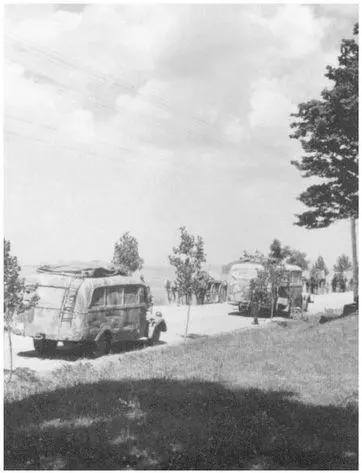 Headquarter troops from the 4th PanzerDivision during a march east of Warsaw - фото 60