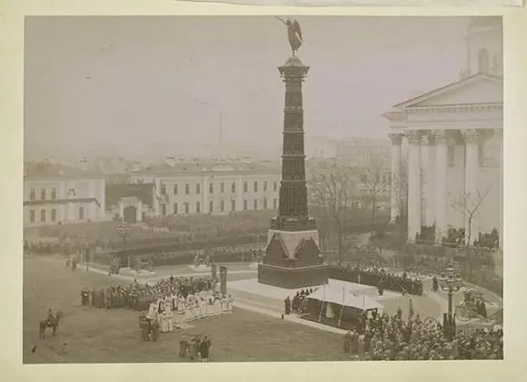 В январе 1930 года большевики сломали и отправили в переплавку и эту память о - фото 40