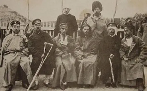 А на этой фотографии о Стефан в госпитале с ранеными солдатами А вот - фото 90