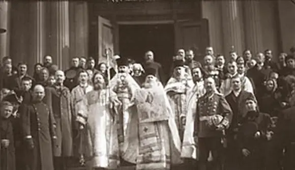 характером как я и описывалВот он на фото во время службы в соборе - фото 146