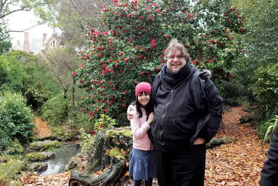 Del Toro with child actor Bailee Madison on location for Dont Be Afraid of the - фото 13
