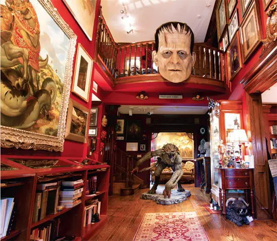 The Foyer at Bleak House A lifesize sculpture of HP Lovecraft by Thomas - фото 33