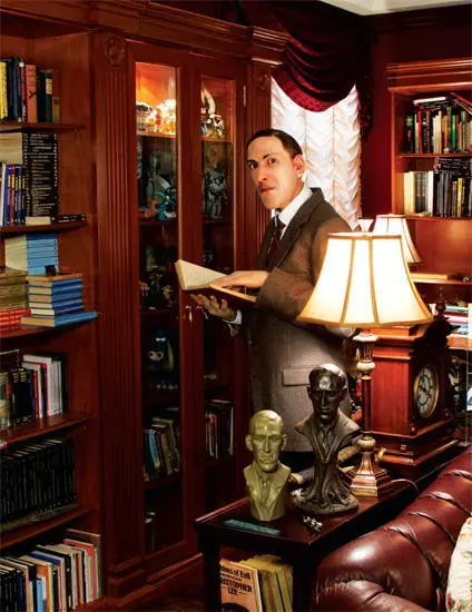 A lifesize sculpture of HP Lovecraft by Thomas Kuebler watches over the - фото 34