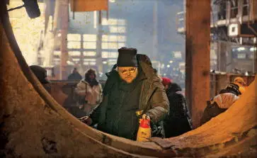 Del Toro applying some more patina to the Alaskan wall set during shooting - фото 389