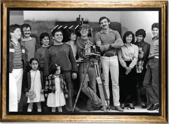 Guillermo and Lorenza del Toro center always together surrounded by family - фото 432