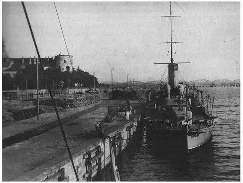 The gunboat Chrabry at Riga The Russian destroyer Grom The V100 and other - фото 22