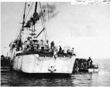 The minelayer Nautilus transfers mines to small minesweeper motorboats for - фото 34