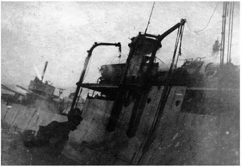 The German torpedoboat B98 comes alongside the stricken Grom which had to be - фото 47