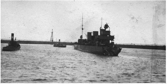 The German torpedoboat B111 is towed stern first into Libau after striking a - фото 57