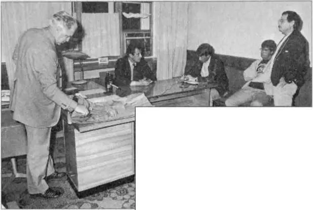 В приемной КГБ 1983 г Стоит справа сотрудник резидентуры ЦРУ в Москве - фото 16