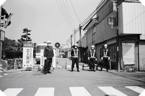 Kawauchi police guarding the entrance to the inner ring Photo by William T - фото 4