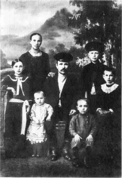 Семья Ипатовых 1914 год Ваня стоит справа Красногвардейцы слева - фото 19