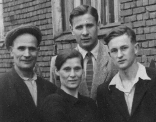 Семья Яшиных папа Иван Петрович его вторая жена Александра Петровна Лев и - фото 6