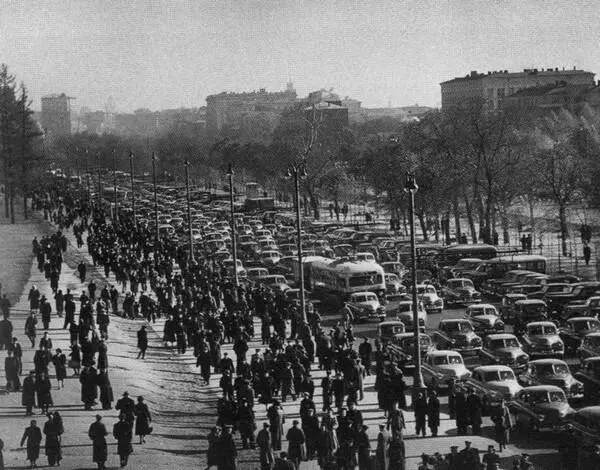 Ленинградский проспект в районе стадиона Динамо перед матчем 1949 г - фото 10