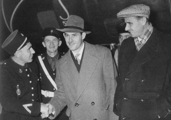 Первая поездка московского Динамо во Францию 1955 г Лев Яшин и Сергей - фото 22