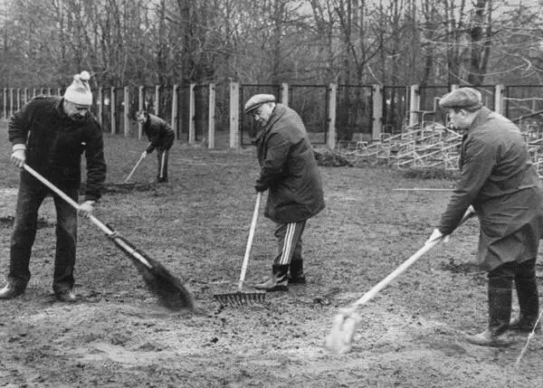 На субботнике во время строительства будущих Лужников 1955 г Иногда они - фото 28