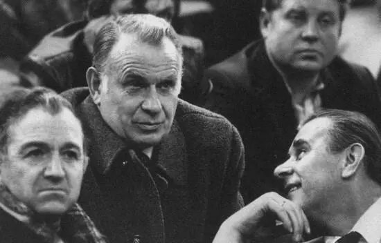 Великие имена отечественного футбола На трибуне стадиона слева направо Никита - фото 57