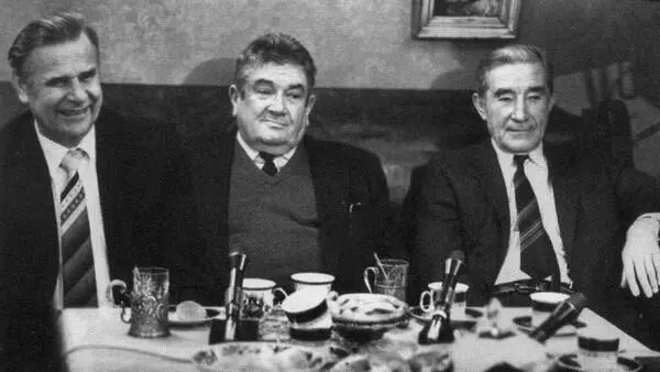 В дружеском кругу Слева направо Л И Яшин Е Я Весник Н П Старостин - фото 60