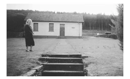 Grandma at Kilbrittain National School A few days later I drove through Bandon - фото 14