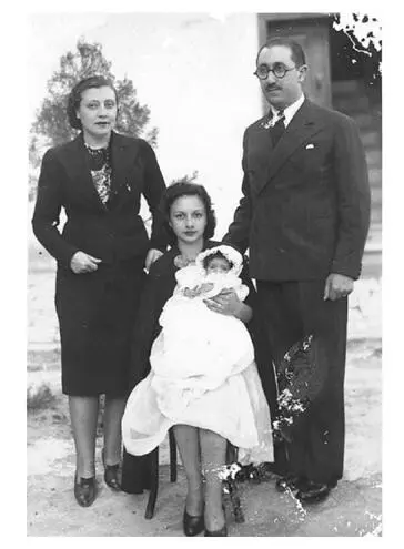 Georgette and Joseph 1940 A family friend holds my infant mother In May - фото 21