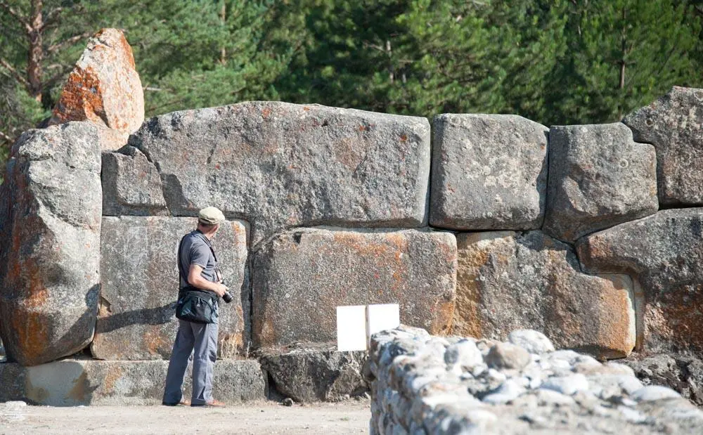 Рис 157 Полигональная мегалитическая кладка в Аладжахююке Турция Когда - фото 158