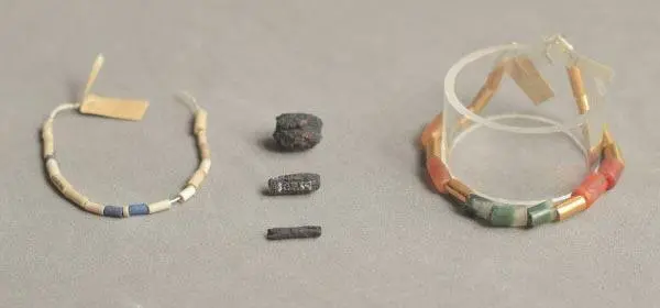 Рис 183 Бусы из метеоритного железа найденные в Египте Различаются - фото 185