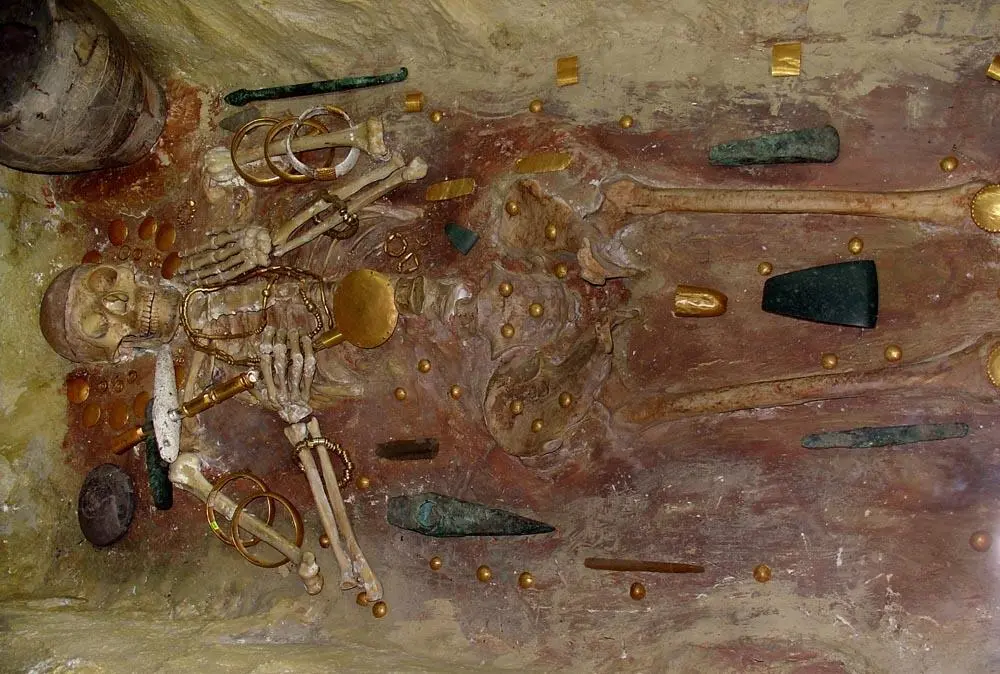 Рис 57 Одно из захоронений Варненского некрополя Осенью того же 1972 года - фото 55
